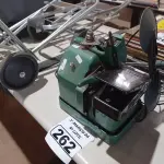 LOTE 262 - 01 MÁQUINA DE COSTURA SEM MOTOR. (NO ESTADO) ATENÇÃO! FAZER A VISITAÇÃO ANTES DE ARREMATAR, NÃO SABEMOS SE FUNCIONA. LEILÃO NÃO TEM GARANTIA E NEM DEVOLUÇÃO, SUJEITO A POSSÍVEIS AVARIAS VISÍVEIS/OCULTAS E/OU AUSÊNCIA DE COMPONENTES.