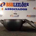 LOTE 098 - 01 PANELA DE BARRO. (NO ESTADO) ATENÇÃO! FAZER A VISITAÇÃO ANTES DE ARREMATAR, NÃO SABEMOS SE FUNCIONA. LEILÃO NÃO TEM GARANTIA E NEM DEVOLUÇÃO, SUJEITO A POSSÍVEIS AVARIAS VISÍVEIS/OCULTAS E/OU AUSÊNCIA DE COMPONENTES.