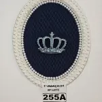 LOTE 255 - 01 QUADRO OVAL COM FUNDO EM TECIDO METALACÊ AZUL MARINHO, CORÔA DE RESINA ENVELHECIDO NO TOM AZUL E COM TOQUE PRATEADO(PINTADO À MÃO) E FINALIZADA NO VENIZ COM PÉROLAS BRANCAS (MEDIDAS: 40CMX32CM) (NOVO) (NO ESTADO)