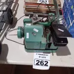 LOTE 262 - 01 MÁQUINA DE COSTURA SEM MOTOR. (NO ESTADO) ATENÇÃO! FAZER A VISITAÇÃO ANTES DE ARREMATAR, NÃO SABEMOS SE FUNCIONA. LEILÃO NÃO TEM GARANTIA E NEM DEVOLUÇÃO, SUJEITO A POSSÍVEIS AVARIAS VISÍVEIS/OCULTAS E/OU AUSÊNCIA DE COMPONENTES.