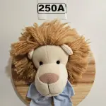 LOTE 250 - 01 QUADRO EM PINUS COM CABEÇA DE PELÚCIA LEÃO, LAÇO AZUL NO TEMA SAFARI. (NOVO) (NO ESTADO)