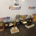 LOTE 067 - 01 LOTE COM PLACAS COMEMORATIVAS DIVERSAS. (NO ESTADO) ATENÇÃO! FAZER A VISITAÇÃO ANTES DE ARREMATAR, NÃO SABEMOS SE FUNCIONA. LEILÃO NÃO TEM GARANTIA E NEM DEVOLUÇÃO, SUJEITO A POSSÍVEIS AVARIAS VISÍVEIS/OCULTAS E/OU AUSÊNCIA DE COMPONENTES.