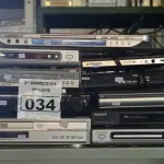LOTE 034 - 10 APARELHOS DE DVD MARCAS E MODELOS DIVERSOS PARA RETIRADA DE PEÇAS. (NO ESTADO) ATENÇÃO! FAZER A VISITAÇÃO ANTES DE ARREMATAR, NÃO SABEMOS SE FUNCIONA. LEILÃO NÃO TEM GARANTIA E NEM DEVOLUÇÃO, SUJEITO A POSSÍVEIS AVARIAS VISÍVEIS/OCULTAS E/OU AUSÊNCIA DE COMPONENTES.