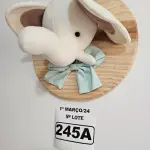 LOTE 245 - 01 QUADRO EM PINUS COM CABEÇA DE PELÚCIA ELEFANTE, LAÇO VERDE NO TEMA SAFARI. (NOVO) (NO ESTADO)
