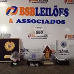 LOTE 060 - 01 LOTE COM PLACAS COMEMORATIVAS DIVERSAS. (NO ESTADO) ATENÇÃO! FAZER A VISITAÇÃO ANTES DE ARREMATAR, NÃO SABEMOS SE FUNCIONA. LEILÃO NÃO TEM GARANTIA E NEM DEVOLUÇÃO, SUJEITO A POSSÍVEIS AVARIAS VISÍVEIS/OCULTAS E/OU AUSÊNCIA DE COMPONENTES.