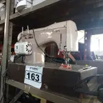 LOTE 163 - 01 MÁQUINA DE COSTURA MARCA ELGIN. (NO ESTADO) ATENÇÃO! FAZER A VISITAÇÃO ANTES DE ARREMATAR, NÃO SABEMOS SE FUNCIONA. LEILÃO NÃO TEM GARANTIA E NEM DEVOLUÇÃO, SUJEITO A POSSÍVEIS AVARIAS VISÍVEIS/OCULTAS E/OU AUSÊNCIA DE COMPONENTES.