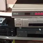 LOTE 200 - 02 DVR, 02 VIDEOCASSETES E 01 APARELHO BIORAD GEL DRYER. (NO ESTADO) ATENÇÃO! FAZER A VISITAÇÃO ANTES DE ARREMATAR, NÃO SABEMOS SE FUNCIONA. LEILÃO NÃO TEM GARANTIA E NEM DEVOLUÇÃO, SUJEITO A POSSÍVEIS AVARIAS VISÍVEIS/OCULTAS E/OU AUSÊNCIA DE COMPONENTES.