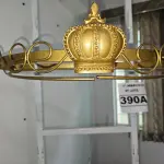 LOTE 390 - 01 DOSSEL DE PAREDE COM COROA DETALHES EM ARABESCO (NOVO) (NO ESTADO)