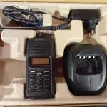 LOTE 038 - 01 RÁDIO COMUNICADOR. (NO ESTADO) ATENÇÃO! FAZER A VISITAÇÃO ANTES DE ARREMATAR, NÃO SABEMOS SE FUNCIONA. LEILÃO NÃO TEM GARANTIA E NEM DEVOLUÇÃO, SUJEITO A POSSÍVEIS AVARIAS VISÍVEIS/OCULTAS E/OU AUSÊNCIA DE COMPONENTES.