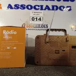 LOTE 014 - 01 RADIO AM/FM/SW/USB/CARTÃO DE MEMÓRIA/AUXILIAR/RECEPTOR DE 3BANDAS. (NO ESTADO) ATENÇÃO! FAZER A VISITAÇÃO ANTES DE ARREMATAR, NÃO SABEMOS SE FUNCIONA. LEILÃO NÃO TEM GARANTIA E NEM DEVOLUÇÃO, SUJEITO A POSSÍVEIS AVARIAS VISÍVEIS/OCULTAS E/OU AUSÊNCIA DE COMPONENTES.