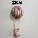 LOTE 220 - 01 URSINHO BALOEIRO, PINTURA NO ROSA E DOURADO E TODA ENVERNIZADA. JÁ VEM COM O FIXADOR PARA A SUA PAREDE. (NOVO) (NO ESTADO)