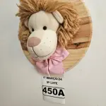 LOTE 450 - 01 QUADRO EM PINUS COM CABEÇA DE PELÚCIA LEÃO, LAÇO ROSA NO TEMA SAFARI. (NOVO) (NO ESTADO)