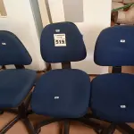 LOTE 519 - 03 CADEIRAS DE ESCRITÓRIO COM BASE GIRATÓRIA. (NO ESTADO) ATENÇÃO! FAZER A VISITAÇÃO ANTES DE ARREMATAR, NÃO SABEMOS SE FUNCIONA. LEILÃO NÃO TEM GARANTIA E NEM DEVOLUÇÃO, SUJEITO A POSSÍVEIS AVARIAS VISÍVEIS/OCULTAS E/OU AUSÊNCIA DE COMPONENTES.