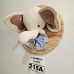LOTE 215 - 01 QUADRO EM PINUS COM CABEÇA DE PELÚCIA ELEFANTE, LAÇO AZUL NO TEMA SAFARI. (NOVO) (NO ESTADO)