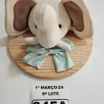 LOTE 245 - 01 QUADRO EM PINUS COM CABEÇA DE PELÚCIA ELEFANTE, LAÇO VERDE NO TEMA SAFARI. (NOVO) (NO ESTADO)