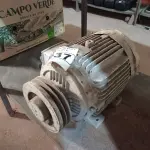 LOTE 237 - 01 MOTOR ELÉTRICO. (NO ESTADO) ATENÇÃO! FAZER A VISITAÇÃO ANTES DE ARREMATAR, NÃO SABEMOS SE FUNCIONA. LEILÃO NÃO TEM GARANTIA E NEM DEVOLUÇÃO, SUJEITO A POSSÍVEIS AVARIAS VISÍVEIS/OCULTAS E/OU AUSÊNCIA DE COMPONENTES.