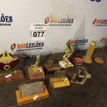 LOTE 077 - 01 LOTE COM ENFEITES DIVERSOS. (NO ESTADO) ATENÇÃO! FAZER A VISITAÇÃO ANTES DE ARREMATAR, NÃO SABEMOS SE FUNCIONA. LEILÃO NÃO TEM GARANTIA E NEM DEVOLUÇÃO, SUJEITO A POSSÍVEIS AVARIAS VISÍVEIS/OCULTAS E/OU AUSÊNCIA DE COMPONENTES.
