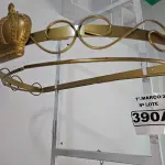 LOTE 390 - 01 DOSSEL DE PAREDE COM COROA DETALHES EM ARABESCO (NOVO) (NO ESTADO)