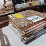 LOTE 261 - 01 LOTE COM VÁRIOS DISCOS DE VINIL. (NO ESTADO) ATENÇÃO! FAZER A VISITAÇÃO ANTES DE ARREMATAR, NÃO SABEMOS SE FUNCIONA. LEILÃO NÃO TEM GARANTIA E NEM DEVOLUÇÃO, SUJEITO A POSSÍVEIS AVARIAS VISÍVEIS/OCULTAS E/OU AUSÊNCIA DE COMPONENTES.