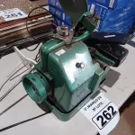 LOTE 262 - 01 MÁQUINA DE COSTURA SEM MOTOR. (NO ESTADO) ATENÇÃO! FAZER A VISITAÇÃO ANTES DE ARREMATAR, NÃO SABEMOS SE FUNCIONA. LEILÃO NÃO TEM GARANTIA E NEM DEVOLUÇÃO, SUJEITO A POSSÍVEIS AVARIAS VISÍVEIS/OCULTAS E/OU AUSÊNCIA DE COMPONENTES.