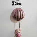 LOTE 220 - 01 URSINHO BALOEIRO, PINTURA NO ROSA E DOURADO E TODA ENVERNIZADA. JÁ VEM COM O FIXADOR PARA A SUA PAREDE. (NOVO) (NO ESTADO)