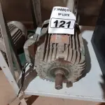 LOTE 121 - 01 MOTOR ELÉTRICO. (NO ESTADO) ATENÇÃO! FAZER A VISITAÇÃO ANTES DE ARREMATAR, NÃO SABEMOS SE FUNCIONA. LEILÃO NÃO TEM GARANTIA E NEM DEVOLUÇÃO, SUJEITO A POSSÍVEIS AVARIAS VISÍVEIS/OCULTAS E/OU AUSÊNCIA DE COMPONENTES.