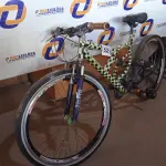 LOTE 521 - 01 BICICLETA COM QUADRO DE MOLA. (NO ESTADO) ATENÇÃO! FAZER A VISITAÇÃO ANTES DE ARREMATAR, NÃO SABEMOS SE FUNCIONA. LEILÃO NÃO TEM GARANTIA E NEM DEVOLUÇÃO, SUJEITO A POSSÍVEIS AVARIAS VISÍVEIS/OCULTAS E/OU AUSÊNCIA DE COMPONENTES.