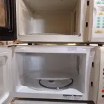 LOTE 243 - 03 MICRO-ONDAS MARCAS E MODELOS DIVERSOS. (NO ESTADO) ATENÇÃO! FAZER A VISITAÇÃO ANTES DE ARREMATAR, NÃO SABEMOS SE FUNCIONA. LEILÃO NÃO TEM GARANTIA E NEM DEVOLUÇÃO, SUJEITO A POSSÍVEIS AVARIAS VISÍVEIS/OCULTAS E/OU AUSÊNCIA DE COMPONENTES.