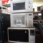 LOTE 253 - 03 MICRO-ONDAS MARCAS E MODELOS DIVERSOS. (NO ESTADO) ATENÇÃO! FAZER A VISITAÇÃO ANTES DE ARREMATAR, NÃO SABEMOS SE FUNCIONA. LEILÃO NÃO TEM GARANTIA E NEM DEVOLUÇÃO, SUJEITO A POSSÍVEIS AVARIAS VISÍVEIS/OCULTAS E/OU AUSÊNCIA DE COMPONENTES.