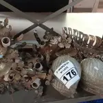 LOTE 176 - 03 LUSTRES EM METAL. (NO ESTADO) ATENÇÃO! FAZER A VISITAÇÃO ANTES DE ARREMATAR, NÃO SABEMOS SE FUNCIONA. LEILÃO NÃO TEM GARANTIA E NEM DEVOLUÇÃO, SUJEITO A POSSÍVEIS AVARIAS VISÍVEIS/OCULTAS E/OU AUSÊNCIA DE COMPONENTES.