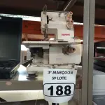 LOTE 188 - 01 MÁQUINA DE COSTURA COM MOTOR. (NO ESTADO) ATENÇÃO! FAZER A VISITAÇÃO ANTES DE ARREMATAR, NÃO SABEMOS SE FUNCIONA. LEILÃO NÃO TEM GARANTIA E NEM DEVOLUÇÃO, SUJEITO A POSSÍVEIS AVARIAS VISÍVEIS/OCULTAS E/OU AUSÊNCIA DE COMPONENTES.