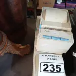 LOTE 235 - 03 IMPRESSORAS DE CUPOM. (NO ESTADO) ATENÇÃO! FAZER A VISITAÇÃO ANTES DE ARREMATAR, NÃO SABEMOS SE FUNCIONA. LEILÃO NÃO TEM GARANTIA E NEM DEVOLUÇÃO, SUJEITO A POSSÍVEIS AVARIAS VISÍVEIS/OCULTAS E/OU AUSÊNCIA DE COMPONENTES.