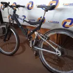 LOTE 522 - 01 BICICLETA COM QUADRO DE MOLA. (NO ESTADO) ATENÇÃO! FAZER A VISITAÇÃO ANTES DE ARREMATAR, NÃO SABEMOS SE FUNCIONA. LEILÃO NÃO TEM GARANTIA E NEM DEVOLUÇÃO, SUJEITO A POSSÍVEIS AVARIAS VISÍVEIS/OCULTAS E/OU AUSÊNCIA DE COMPONENTES.