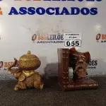LOTE 055 - 02 ESCULTURAS. (NO ESTADO) ATENÇÃO! FAZER A VISITAÇÃO ANTES DE ARREMATAR, NÃO SABEMOS SE FUNCIONA. LEILÃO NÃO TEM GARANTIA E NEM DEVOLUÇÃO, SUJEITO A POSSÍVEIS AVARIAS VISÍVEIS/OCULTAS E/OU AUSÊNCIA DE COMPONENTES.