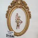 LOTE 210 - 01 QUADRO BAILARINA EM RESINA PINTADA NO DOURADO (NOVO) (NO ESTADO)