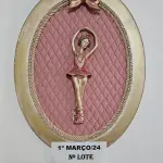 LOTE 230 - 01 QUADRO OVAL BAILARINA COM FUNDO EM TECIDO METALACÊ ROSA, LAÇO ROSA RESINA ENVELHECIDA COM TOQUE DOURADO (NOVO) (NO ESTADO)