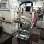 LOTE 242 - 01 CARRINHO PARA TRANSPORTE DE CARGAS. (NO ESTADO) ATENÇÃO! FAZER A VISITAÇÃO ANTES DE ARREMATAR, NÃO SABEMOS SE FUNCIONA. LEILÃO NÃO TEM GARANTIA E NEM DEVOLUÇÃO, SUJEITO A POSSÍVEIS AVARIAS VISÍVEIS/OCULTAS E/OU AUSÊNCIA DE COMPONENTES.