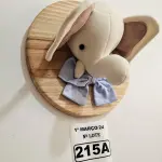 LOTE 215 - 01 QUADRO EM PINUS COM CABEÇA DE PELÚCIA ELEFANTE, LAÇO AZUL NO TEMA SAFARI. (NOVO) (NO ESTADO)