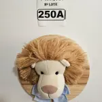 LOTE 250 - 01 QUADRO EM PINUS COM CABEÇA DE PELÚCIA LEÃO, LAÇO AZUL NO TEMA SAFARI. (NOVO) (NO ESTADO)