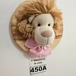 LOTE 450 - 01 QUADRO EM PINUS COM CABEÇA DE PELÚCIA LEÃO, LAÇO ROSA NO TEMA SAFARI. (NOVO) (NO ESTADO)