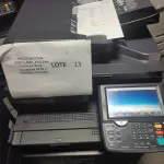 LOTE 013 - 01 MULTIFUNCIONAL MONO LASER_KYOCERA TASKALFA 5002I + GRAMPEADOR 50 FLS + GABINETE COM RODAS ; 03 MULTIFUNCIONAL MONO LASER_KYOCERA TASKALFA 3010I + GRAMPEADOR 50 FLS + GABINETE COM RODAS (NO ESTADO)