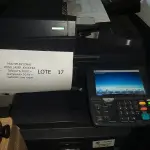 LOTE 017 - 03 MULTIFUNCIONAL MONO LASER_KYOCERA TASKALFA 3010I + GRAMPEADOR 50 FLS + GABINETE COM RODAS (NO ESTADO)