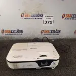 LOTE 372 - 01 PROJETOR MULTIMIDIA MARCA EPSON. (NO ESTADO) ATENÇÃO! FAZER A VISITAÇÃO ANTES DE ARREMATAR, NÃO SABEMOS SE FUNCIONA. LEILÃO NÃO TEM GARANTIA E NEM DEVOLUÇÃO, SUJEITO A POSSÍVEIS AVARIAS VISÍVEIS/OCULTAS E/OU AUSÊNCIA DE COMPONENTES.