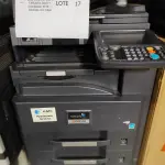 LOTE 017 - 03 MULTIFUNCIONAL MONO LASER_KYOCERA TASKALFA 3010I + GRAMPEADOR 50 FLS + GABINETE COM RODAS (NO ESTADO)