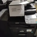 LOTE 011 - 03 MULTIFUNCIONAL MONO LASER_KYOCERA TASKALFA 3010I + GRAMPEADOR 50 FLS + GABINETE COM RODAS (NO ESTADO)