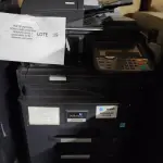LOTE 019 - 02 MULTIFUNCIONAL MONO LASER_KYOCERA TASKALFA 3010I + GRAMPEADOR 50 FLS + GABINETE COM RODAS (NO ESTADO)