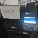 LOTE 015 - 03 MULTIFUNCIONAL MONO LASER_KYOCERA TASKALFA 3010I + GRAMPEADOR 50 FLS + GABINETE COM RODAS (NO ESTADO)