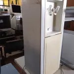 LOTE 438 - 01 BEBEDOURO PARA GARRAFÃO 220V. (NO ESTADO) ATENÇÃO! FAZER A VISITAÇÃO ANTES DE ARREMATAR, NÃO SABEMOS SE FUNCIONA. LEILÃO NÃO TEM GARANTIA E NEM DEVOLUÇÃO, SUJEITO A POSSÍVEIS AVARIAS VISÍVEIS/OCULTAS E/OU AUSÊNCIA DE COMPONENTES.