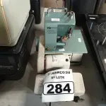 LOTE 284 - 01 MÁQUINA DE COSTURA COM MOTOR. (NO ESTADO) ATENÇÃO! FAZER A VISITAÇÃO ANTES DE ARREMATAR, NÃO SABEMOS SE FUNCIONA. LEILÃO NÃO TEM GARANTIA E NEM DEVOLUÇÃO, SUJEITO A POSSÍVEIS AVARIAS VISÍVEIS/OCULTAS E/OU AUSÊNCIA DE COMPONENTES.