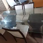 LOTE 445 - 01 MESA DE JANTAR COM TAMPO DE VIDRO E 06 CADEIRAS ALMOFADADAS. (NO ESTADO) ATENÇÃO! FAZER A VISITAÇÃO ANTES DE ARREMATAR, NÃO SABEMOS SE FUNCIONA. LEILÃO NÃO TEM GARANTIA E NEM DEVOLUÇÃO, SUJEITO A POSSÍVEIS AVARIAS VISÍVEIS/OCULTAS E/OU AUSÊNCIA DE COMPONENTES.